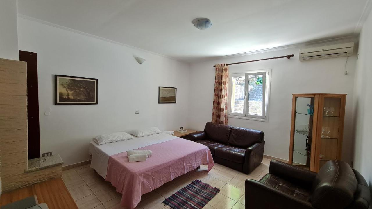 Village Home Next To The Sea Sarande Luaran gambar