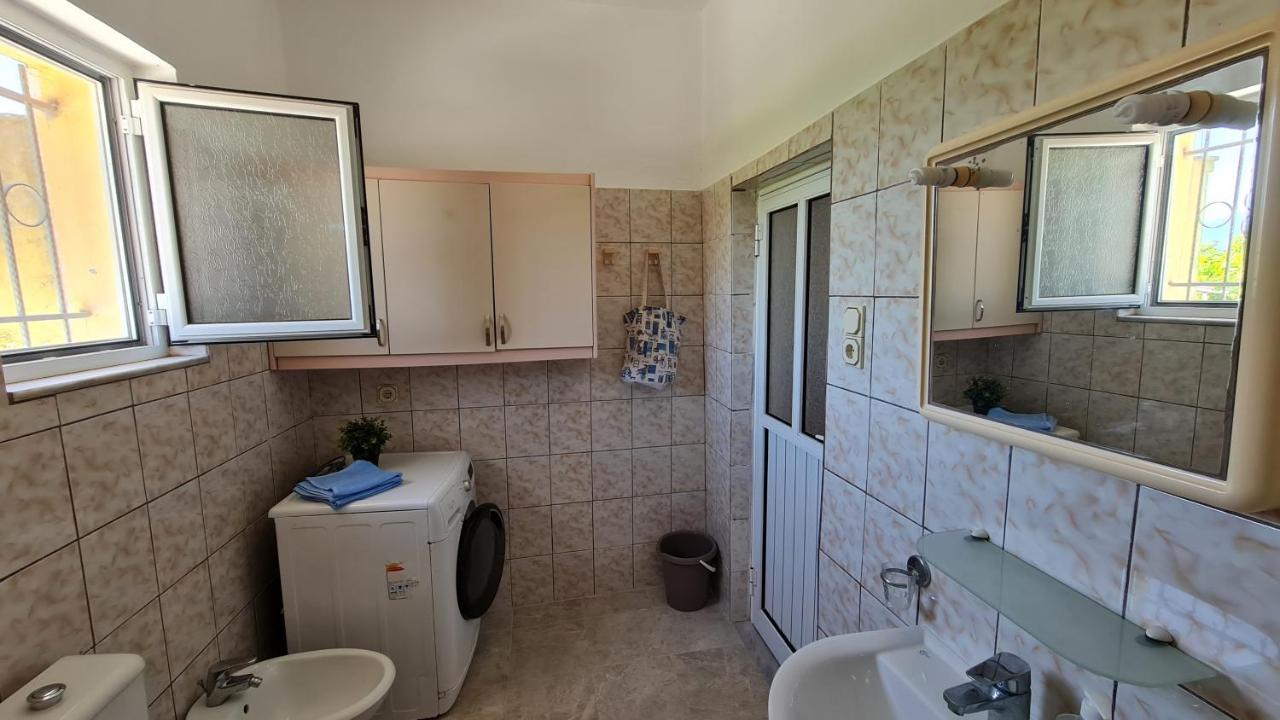 Village Home Next To The Sea Sarande Luaran gambar